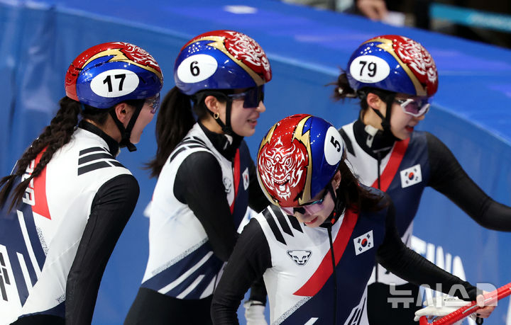 14일 (현지 시간) 이탈리아 밀라노 아이스 스케이팅 아레나 경기장에서 열린 2026 밀라노·코르티나담페초 동계올림픽 쇼트트랙 여자 3000m 계주 준결승에서 조1위로 결승에 진출한 선수들이 기쁨을 나누고 있다. /사진=뉴시스