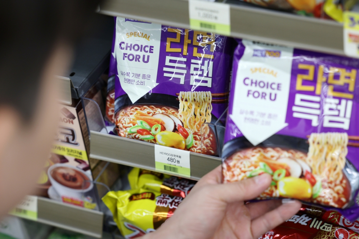[서울=뉴시스] 조성우 기자 = 25일 서울의 한 CU 편의점에서 시민이 CU 자체브랜드(PB) 상품인 '득템 라면'을 살펴보고 있다.  물가 상승으로 최근 편의점에서 초저가 상품을 찾는 수요가 증가하고 있다.  BGF리테일에 따르면 CU의 초저가 상품인 '득템 라면'은 이달 (1~22일) 매출이 37.5% 증가했다. CU의 1900원 득템 닭가슴살의 매출은 전년 대비 77.6%나 올랐다. CU 자체 커피 브랜드 '겟커피'는 올해 1~5월 매출이 전년 동기 대비 15% 올랐다. 2025.06.25. xconfind@newsis.com /사진=조성우