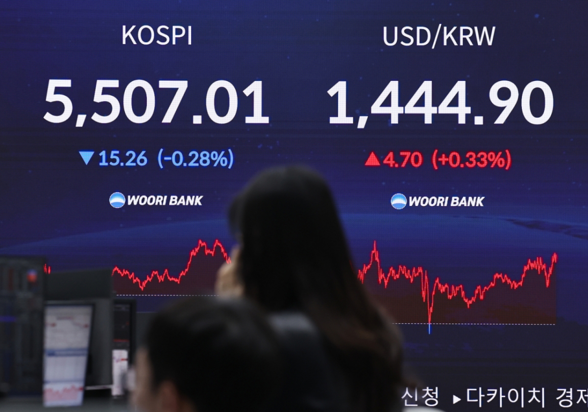 (서울=뉴스1) 구윤성 기자 = 13일 오후 서울 중구 우리은행 본점 딜링룸 전광판에 코스피와 코스닥, 원·달러 환율 등 종가가 표시되고 있다. 이날 코스피 지수는 전 거래일 대비 15.26포인트(0.28%) 내린 5,507.01로 장을 마쳤다. 장중 5583.74를 기록하면서 전날 기록한 역대 최고치를 경신하기도 했다. 2026.2.13/뉴스1 Copyright © 뉴스1. All rights reserved. 무단 전재 및 재배포, AI학습 이용 금지. /사진=(서울=뉴스1) 구윤성 기자