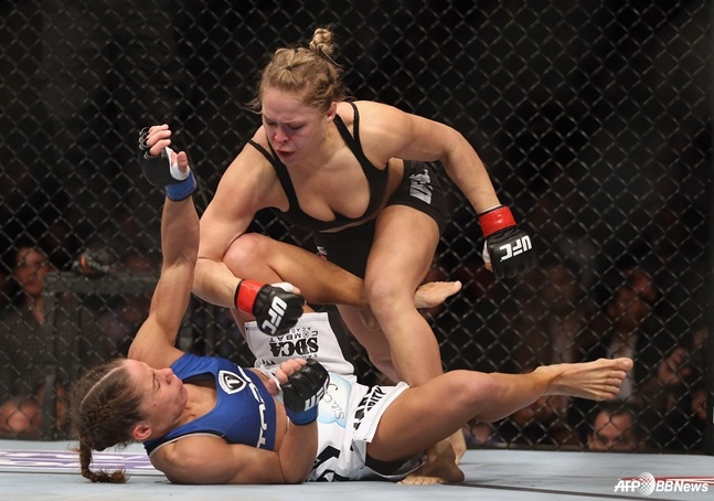 론다 로우지(오른쪽) 경기 중. /AFPBBNews=뉴스1