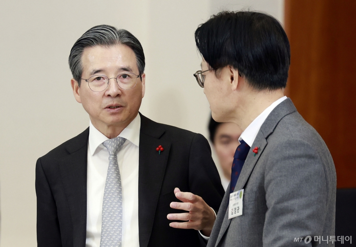 (서울=뉴스1) 허경 기자 = 김용범 정책실장과 김정관 산업통상부 장관이 9일 청와대에서 열린 경제성장전략 국민보고회에서 대화하고 있다. (청와대통신사진기자단) 2026.1.9/뉴스1 Copyright © 뉴스1. All rights reserved. 무단 전재 및 재배포, AI학습 이용 금지. /사진=(서울=뉴스1) 허경 기자