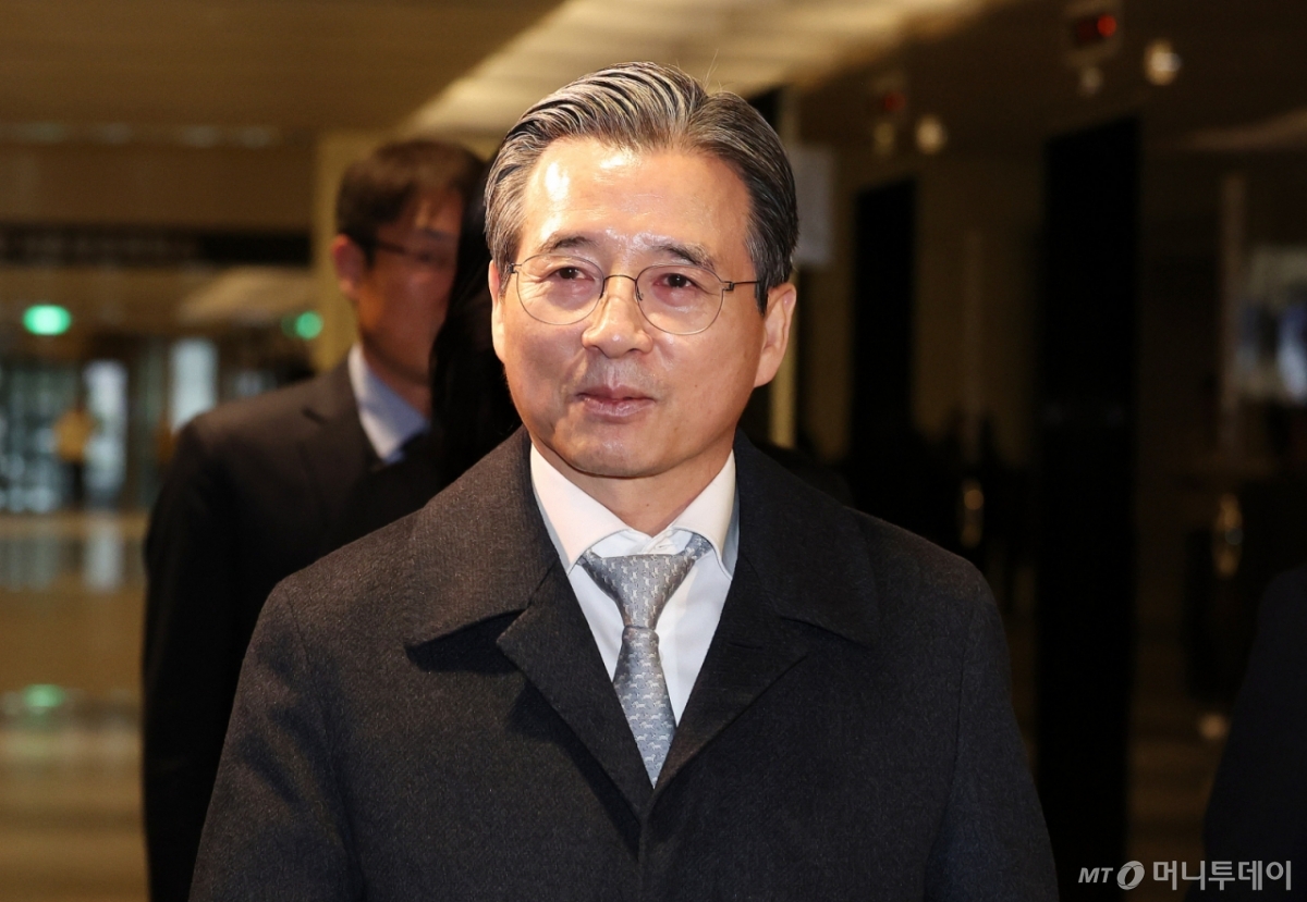 (서울=뉴스1) 박지혜 기자 = 김용범 청와대 정책실장이 9일 서울 중구 대한상공회의소에서 열린 10대 그룹 사장단과 비공개 간담회에 참석하기 위해 회의장으로 입장하고 있다. 이날 청와대는 삼성·SK·현대차·LG 등 10대 그룹 사장단과 만나 올해 투자·고용 계획을 논의한다. 2026.1.9/뉴스1 Copyright © 뉴스1. All rights reserved. 무단 전재 및 재배포, AI학습 이용 금지. /사진=(서울=뉴스1) 박지혜 기자