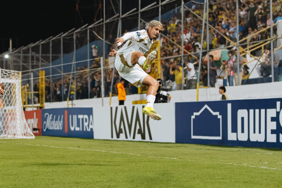 손흥민의 패스를 받은 마르티네스가 18일 오후 12시(한국시간) 온두라스 산페드로술라의 프란시스코 모라산 스타디움에서 열린 2026시즌 북중미카리브축구연맹(CONCACAF) 챔피언스컵 1라운드 1차전 레알 에스파냐(온두라스)전에서 득점 후 세리머니하고 있다. /사진=로스앤젤레스FC 공식 사회관계망서비스(SNS)