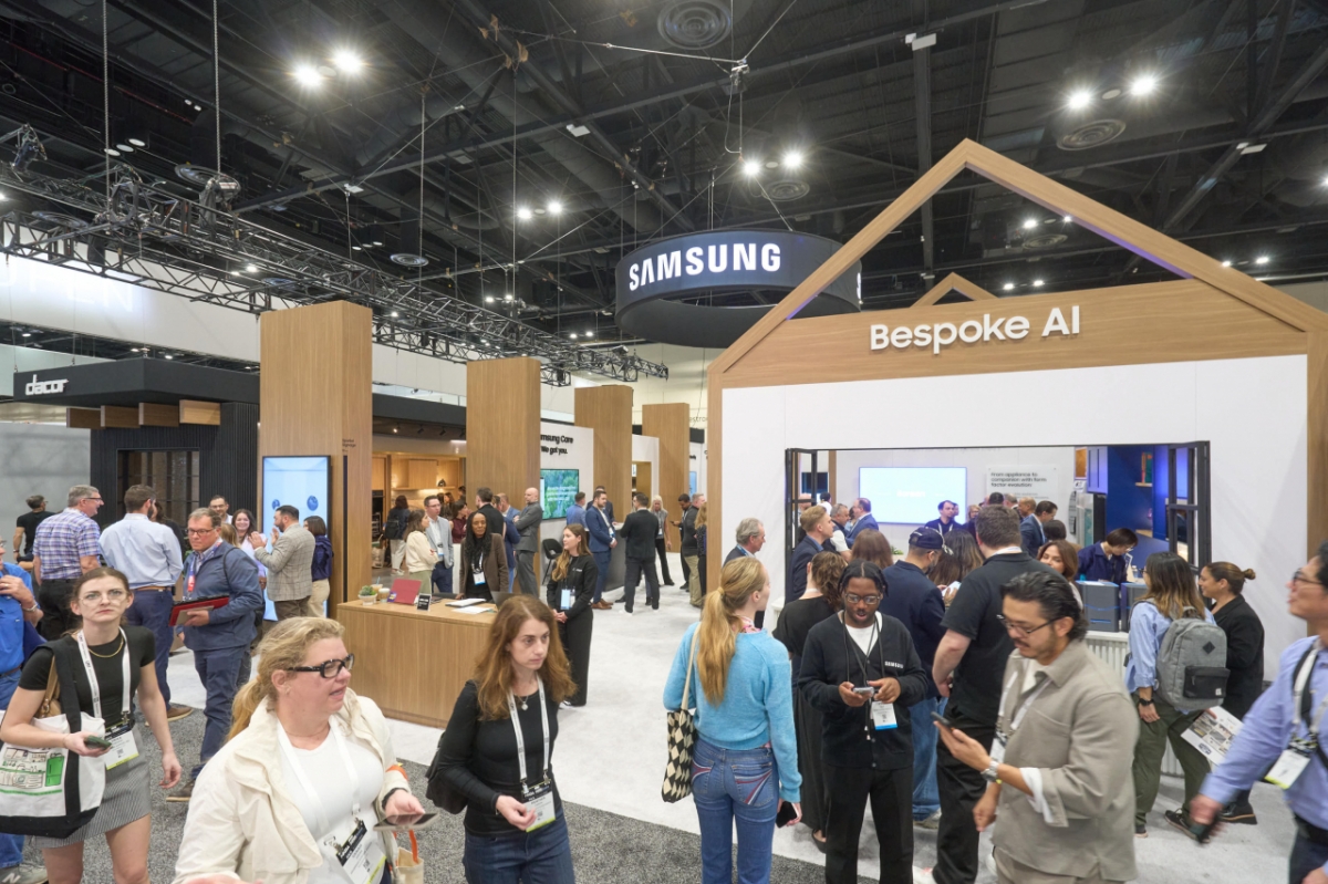 관람객들이 미국 플로리다주 올란도에서 열린 북미 최대 규모의 주방·욕실 전시회 'KBIS 2026(The Kitchen & Bath Industry Show 2026)'에서 '비스포크 AI 가전'과 럭셔리 빌트인 '데이코(Dacor)' 라인업을 구경하고 있다. /사진제공=삼성전자