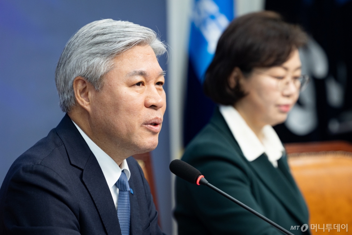 (서울=뉴스1) 유승관 기자 = 서왕진 조국혁신당 원내대표가 18일 서울 여의도 국회에서 설 민심 및 현안 기자간담회를 하고 있다. 2026.2.18/뉴스1  Copyright © 뉴스1. All rights reserved. 무단 전재 및 재배포,  AI학습 이용 금지. /사진=(서울=뉴스1) 유승관 기자