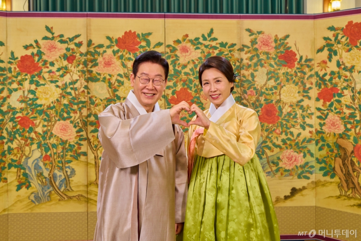 (서울=뉴스1) 이재명 기자 = 이재명 대통령과 김혜경 여사가 17일 국민들에게 설 명절 인사를 하고 있다. (청와대 제공. 재판매 및 DB 금지) 2026.2.17/뉴스1  Copyright © 뉴스1. All rights reserved. 무단 전재 및 재배포,  AI학습 이용 금지. /사진=(서울=뉴스1) 이재명 기자