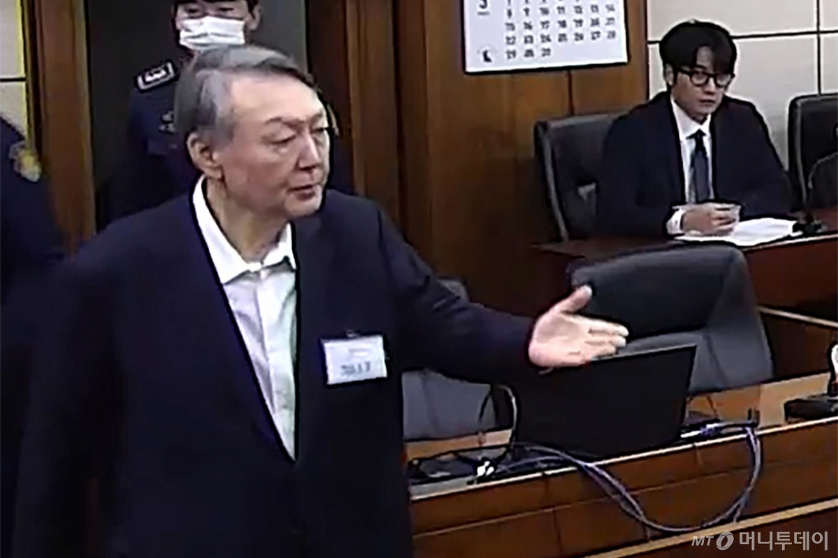 (서울=뉴스1) = 윤석열 전 대통령이 16일 오후 서울 서초구 중앙지방법원에서 체포 방해와 국무위원 심의권 침해 등 혐의 1심 선고 공판에 출석하고 있다. 윤 전 대통령은 이날 징역 5년을 선고받았다. (중앙지법 제공. 재판매 및 DB 금지) 2026.1.16/뉴스1 Copyright © 뉴스1. All rights reserved. 무단 전재 및 재배포, AI학습 이용 금지. /사진=(서울=뉴스1)