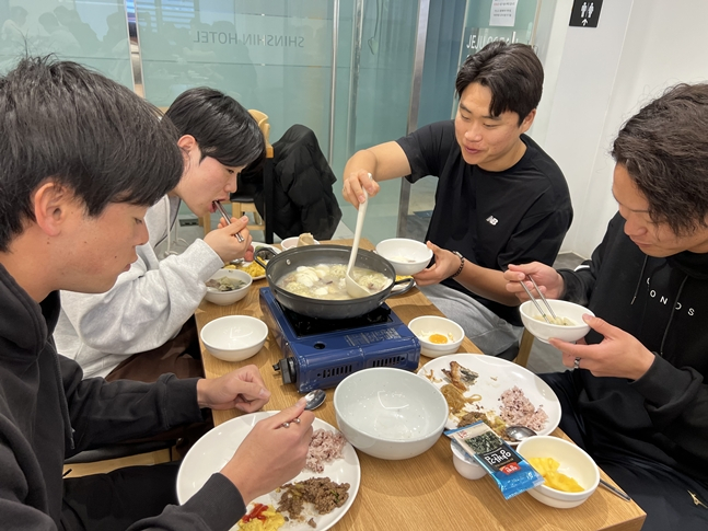 떡국을 처음 맛보는 일본인 투수 나가 타이세이, 고바야시 쥬이 그리고 그 외 민승기, 진현우. /사진=울산 웨일즈