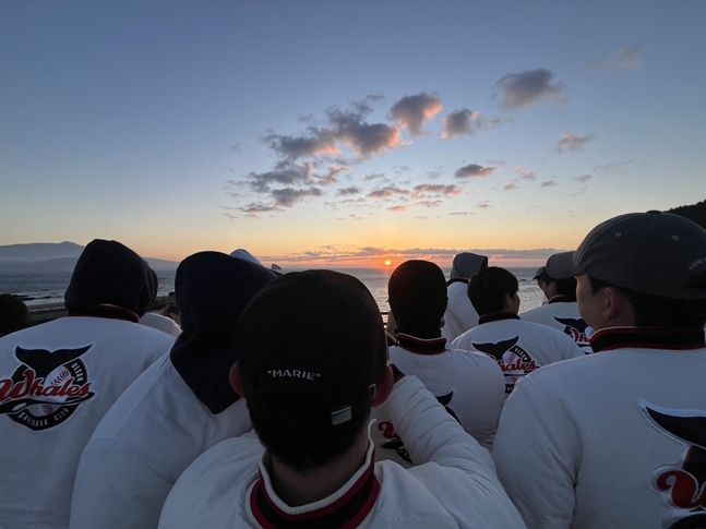 17일 설날 당일 일출을 맞이하는 울산 웨일즈 선수단. /사진=울산 웨일즈
