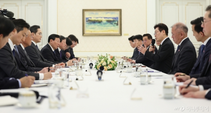 (서울=뉴스1) 이재명 기자 = 이재명 대통령이 4일 청와대에서 열린 청년일자리와 지방투자 확대를 위한 기업간담회에서 발언을 하고 있다. 2026.2.4/뉴스1  Copyright (C) 뉴스1. All rights reserved. 무단 전재 및 재배포,  AI학습 이용 금지. /사진=(서울=뉴스1) 이재명 기자