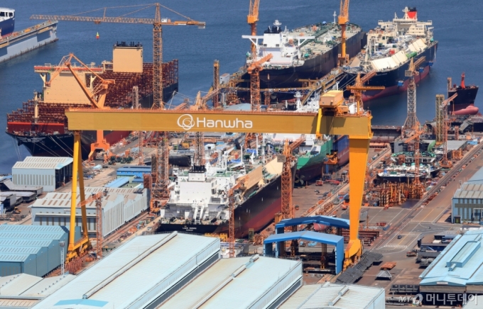 (거제=뉴스1) 윤일지 기자 = 경남 거제시 한화오션 거제사업장에 대형 크레인과 건조 중인 선박이 보이고 있다.  2025.8.26/뉴스1  Copyright (C) 뉴스1. All rights reserved. 무단 전재 및 재배포,  AI학습 이용 금지. /사진=(거제=뉴스1) 윤일지 기자