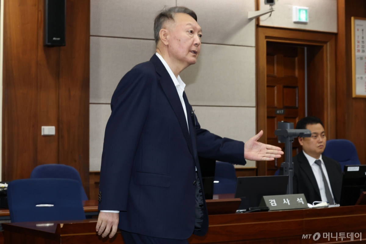 [서울=뉴시스] 사진공동취재단 = 윤석열 전 대통령이 26일 서울 서초구 서울중앙지법에서 열린 특수공무집행방해, 직권남용 권리행사방해 등 혐의 사건 첫 공판에 출석하고 있다. 2025.09.26. photo@newsis.com /사진=