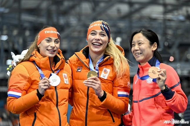 펨케 콕(왼쪽)과 유타 리르담(가운데). /AFPBBNews=뉴스1