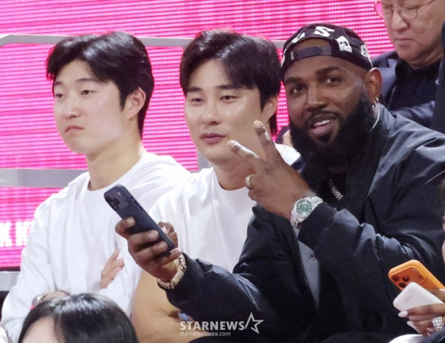 김하성의 개인 코치인 정기훈 코치(왼쪽부터), 김하성, 오주나가 프로농구 경기를 관람하고 있다. /사진=김진경 대기자