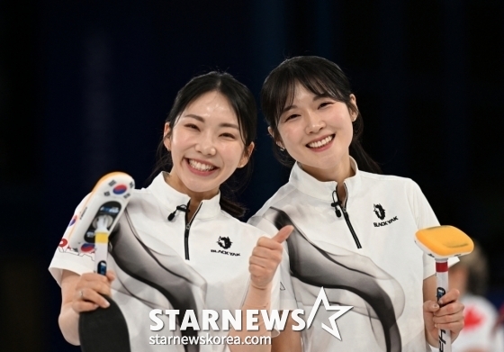 한국 여자 컬링 대표팀 김수지(왼쪽)와 설예은이 이탈리아 코르티나담페초의 코르티나 컬링 올림픽 스타디움에서 열린 2026 밀라노·코르티나 동계올림픽 컬링 라운드로빈 3차전에서 영국을 꺾고 환하게 웃고 있다. /로이터=뉴스1