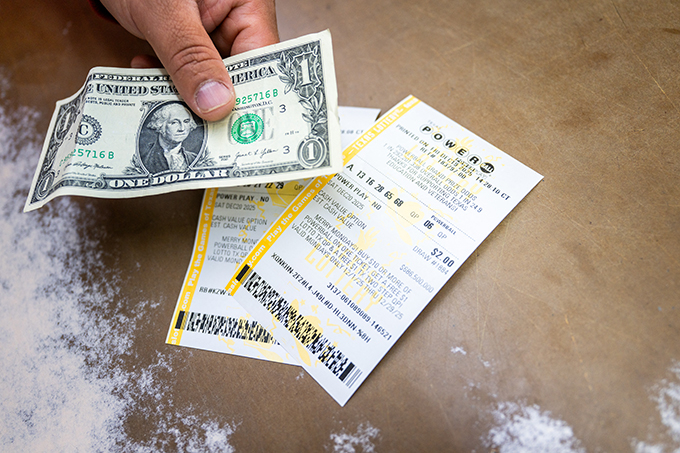 22년 동안 똑같은 번호로 복권을 사 온 미국 남성이 350만 달러(한화 약 51억원·연금 수령 기준) 1등에 당첨됐다. 사진은 기사와 직접적인 관련이 없는 사진. /AFPBBNews=뉴스1