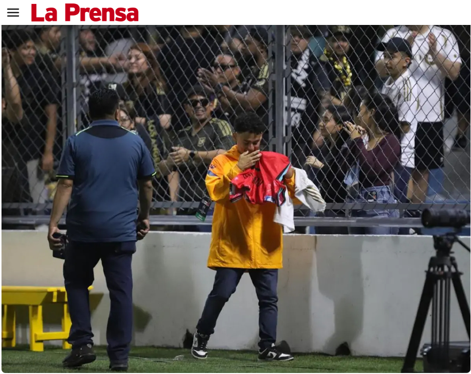 18일(한국시간) 온두라스 산페드로술라의 프란시스코 모라산 경기장에서 열린 2026 북중미카리브축구연맹(CONCACAF) 챔피언스컵 1라운드 1차전 레알 에스파냐(온두라스전)와 로스앤젤레스(LA)FC 종료 후 손흥민에게 사인을 받은 레알 에스파냐 관계자가 기뻐하고 있다. /사진=라프렌사 홈페이지 캡처