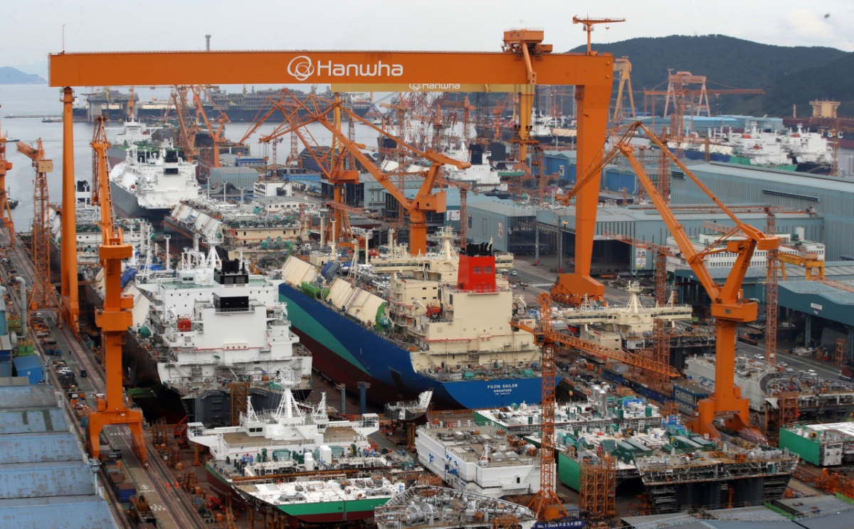 경남 거제시 한화오션 거제사업장에 대형 크레인과 건조 중인 선박. /거제=뉴스1 /사진=(거제=뉴스1) 윤일지 기자