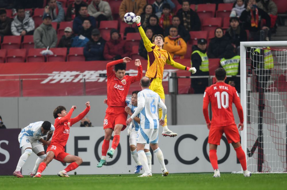 18일(한국시간) 중국 상하이의 푸둥 축구장에서 열린 2025~2026 아시아축구연맹(AFC) 챔피언스리그 엘리트(ACLE) 리그 스테이지 8차전 최종전에서 울산 HD와 상하이 하이강(중국)의 경기 모습. /사진=AFC 제공