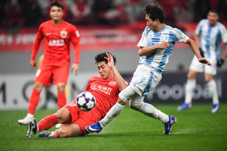 18일(한국시간) 중국 상하이의 푸둥 축구장에서 열린 2025~2026 아시아축구연맹(AFC) 챔피언스리그 엘리트(ACLE) 리그 스테이지 8차전 최종전에서 울산 HD와 상하이 하이강(중국)의 경기 모습. /사진=AFC 제공