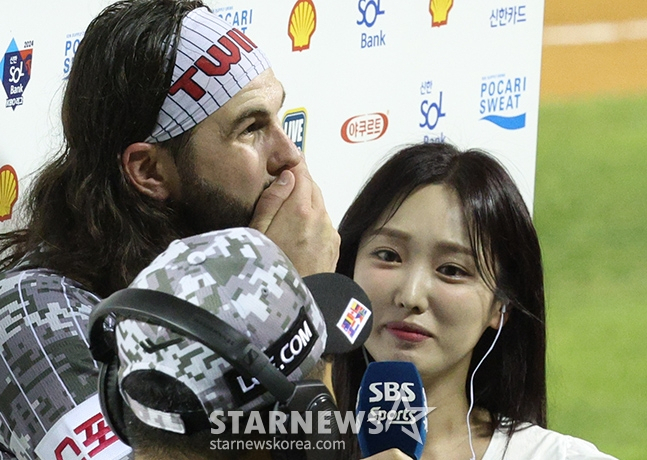 LG 시절 케이시 켈리(왼쪽)가 인터뷰를 하며 눈물을 글썽이고 있다. /사진=김진경 대기자