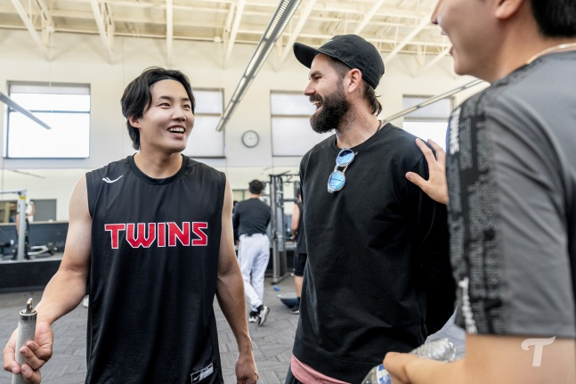 전 LG 외국인 투수 케이시 켈리(가운데)가 18일(한국시간) 미국 애리조나주 스코츠데일에서 열린 2026 LG 스프링캠프를 찾아 임찬규와 대화하고 있다. /사진=LG 트윈스 제공