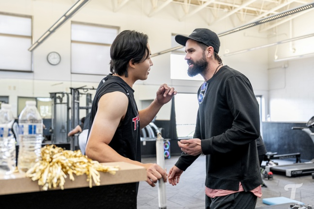 전 LG 외국인 투수 케이시 켈리(가운데)가 18일(한국시간) 미국 애리조나주 스코츠데일에서 열린 2026 LG 스프링캠프를 찾아 임찬규와 대화하고 있다. /사진=LG 트윈스 제공