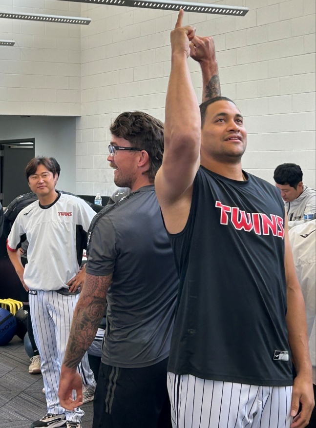 LG 외국인 투수 라클란 웰스(왼쪽)와 요니 치리노스가 18일(한국시간) 미국 애리조나주 스코츠데일에서 열린 2026 LG 스프링캠프에서 가위바위보를 하고 있다. /사진=LG 트윈스 제공