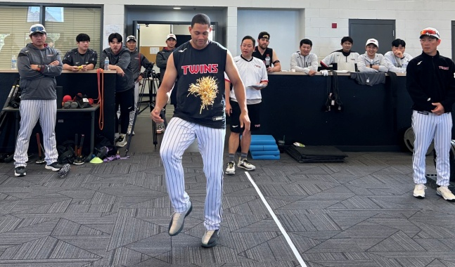 LG 외국인 투수 요니 치리노스(가운데)가 18일(한국시간) 미국 애리조나주 스코츠데일에서 열린 2026 LG 스프링캠프에서 제기차기를 하고 있다. /사진=LG 트윈스 제공