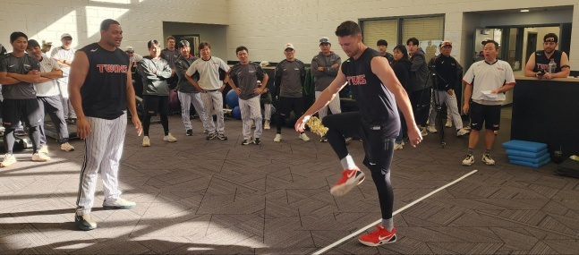 LG 외국인 투수 앤더스 톨허스트(가운데)가 18일(한국시간) 미국 애리조나주 스코츠데일에서 열린 2026 LG 스프링캠프에서 제기차기를 하고 있다. /사진=LG 트윈스 제공