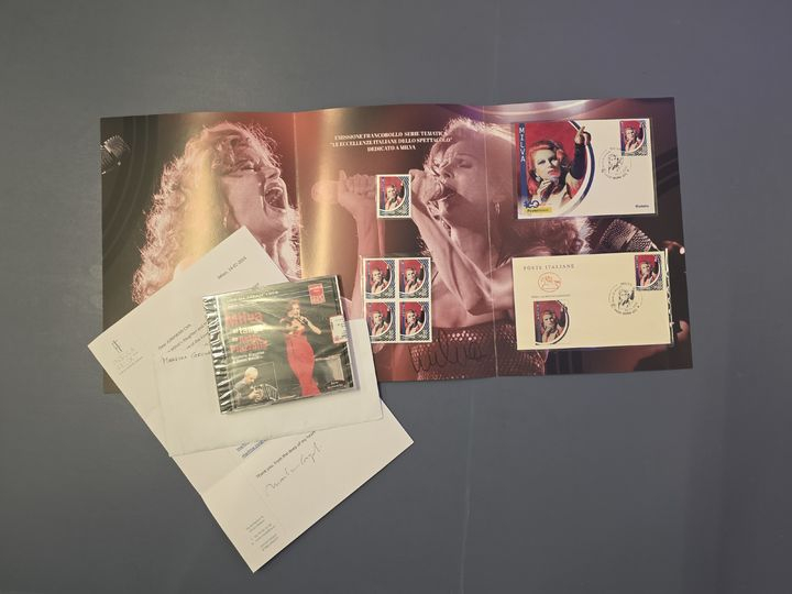 밀바의 딸이 차준환에게 선물한 편지, '광인을 위한 발라드'가 담긴 CD 앨범, 밀바를 위해 발행한 특별 우표 세트. /사진=대한체육회 제공