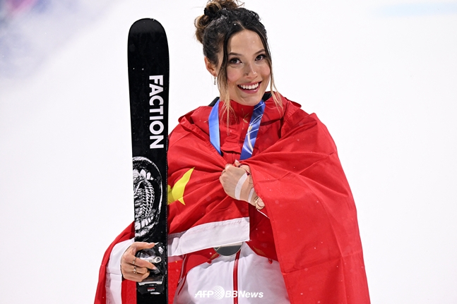 중국 국기를 몸에 두른 구아이링. /AFPBBNews=뉴스1