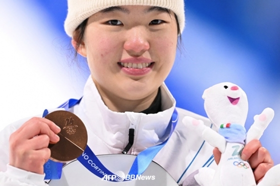 유승은이 9일(현지시간) 이탈리아 리비뇨 스노우파크에서 열린 2026 밀라노·코르티나 담페초 동계올림픽 여자 스노보드 빅에어 시상식에서 동메달을 따고 기념촬영하고 있다. /AFPBBNews=뉴스1