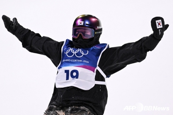 한국 유승은이 10일(한국시간) 이탈리아 리비뇨 스노파크에서 열린 2026 밀라노·코르티나담페초 동계올림픽 스노보드 여자 빅에어 결선을 마친 뒤 기뻐하고 있다. /AFPBBNews=뉴스1