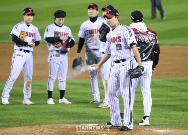 LG 김영우(오른쪽에서 2번째)가 지난해 한국시리즈 2차전에 등판해 몸을 풀고 있다. /사진=김진경 대기자