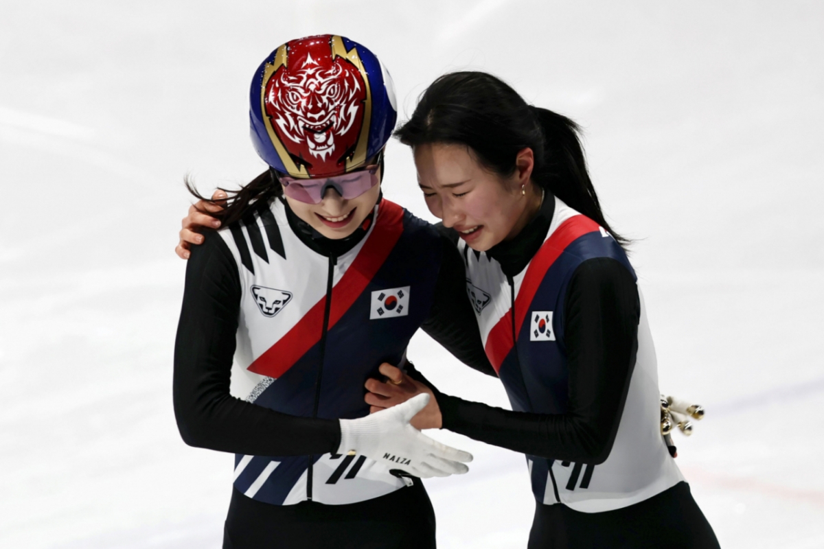 대한민국 여자 쇼트트랙 국가대표팀 김길리(오른쪽)와 최민정이 19일(한국시간) 이탈리아 밀라노 아이스스케이팅 아레나에서 열린 '2026 밀라노·코르티나담페초 동계올림픽' 3000m 계주 결승에서 금메달 획득 후 기뻐하고 있다. /사진=뉴시스 