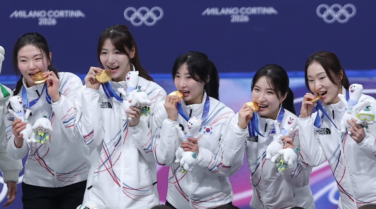 대한민국 여자 쇼트트랙 대표팀 심석희와 노도희, 이소연, 김길리, 최민정(왼쪽부터)이 19일(한국시간) '2026 밀라노·코르티나담페초 동계올림픽' 3000m 계주 시상식에서 금메달을 깨물고 있다. /사진=뉴스1