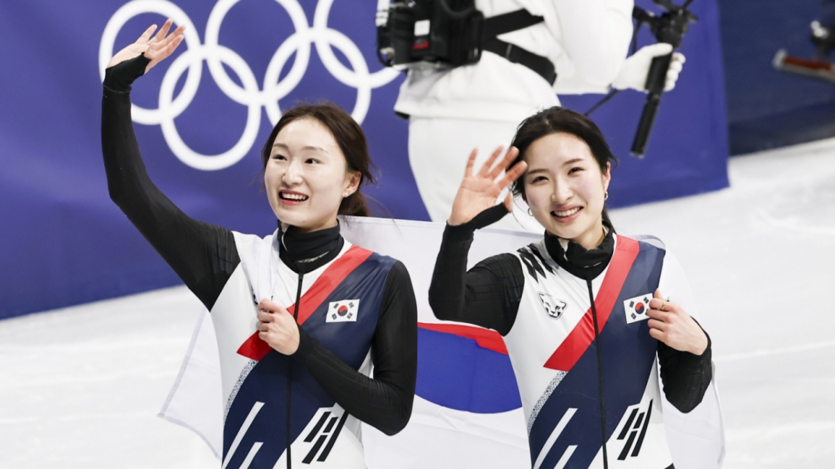 대한민국 여자 쇼트트랙 대표팀 최민정(왼쪽)과 김길리가 19일(한국시간) '2026 밀라노·코르티나담페초 동계올림픽' 3000m 계주에서 우승한 뒤 기뻐하고 있다. /사진=뉴시스