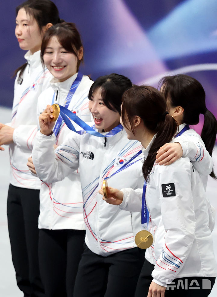 대한민국 쇼트트랙 여자 대표팀이 18일(현지 시간) 이탈리아 밀라노 아이스 스케이팅 아레나 경기장에서 열린 2026 밀라노·코르티나담페초 동계올림픽 쇼트트랙 여자 3000m 계주 시상식에서 금메달을 목에 걸고 기뻐하고 있다. /사진=뉴시스