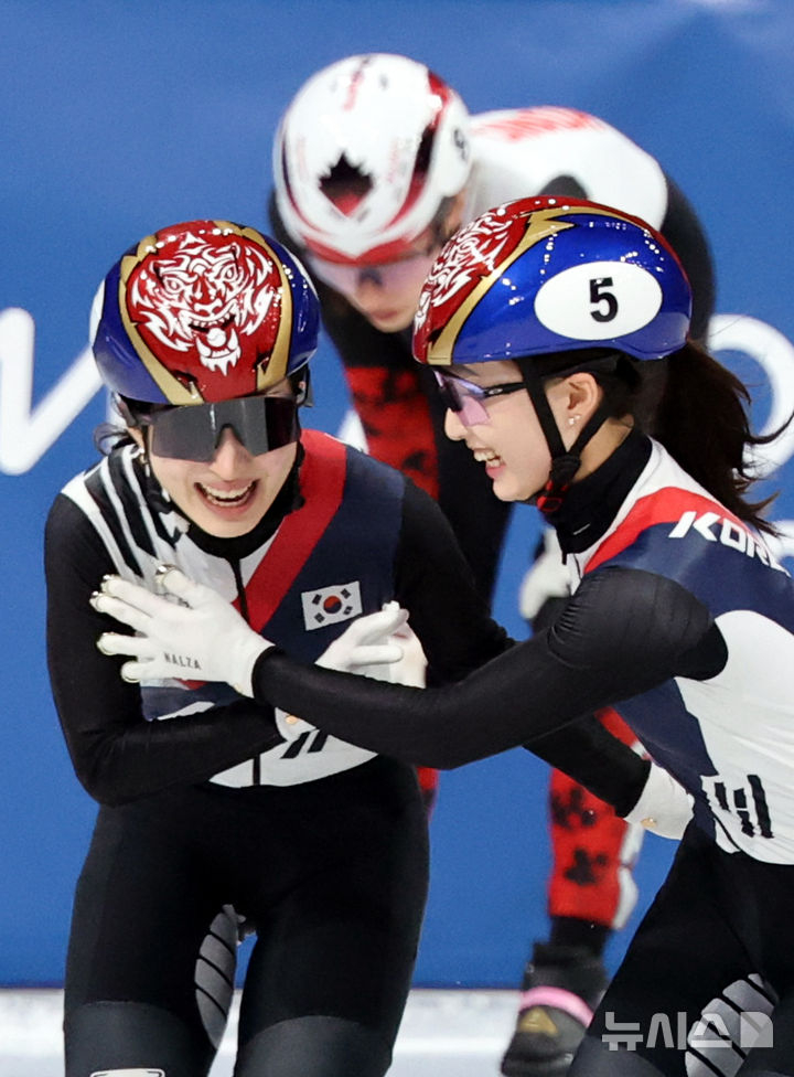 금메달을 따고 환하게 웃는 김길리(왼쪽)와 최민정. /사진=뉴시스