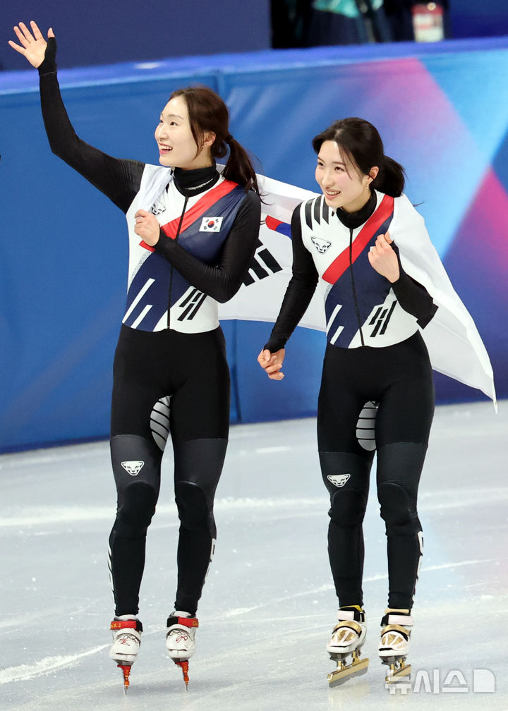 쇼트트랙 최민정(왼쪽)과 김길리가 18일(현지 시간) 이탈리아 밀라노 아이스스케이팅 아레나에서 열린 2026 밀라노·코르티나 담페초 동계올림픽 여자 쇼트트랙 3000m 계주 결승에서 금메달을 차지하자 기쁨을 나누고 있다. /사진=뉴시스
