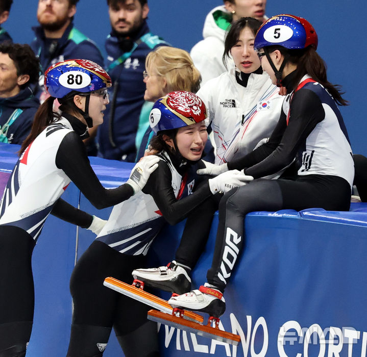 18일(현지 시간) 이탈리아 밀라노 아이스 스케이팅 아레나 경기장에서 열린 2026 밀라노·코르티나담페초 동계올림픽 쇼트트랙 여자 3000m 계주에서 금메달을 획득한 대한민국 여자 대표팀이 기뻐하고 있다. /사진=뉴시스