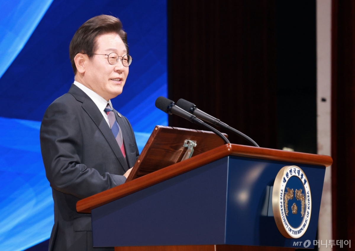 [서울=뉴시스] 고범준 기자 = 이재명 대통령이 13일 서울 강남구 코엑스에서 열린 2025 세계정치학회(IPSA) 서울총회 개막식에서 기조연설을 하고 있다. 2025.07.13. bjko@newsis.com /사진=고범준