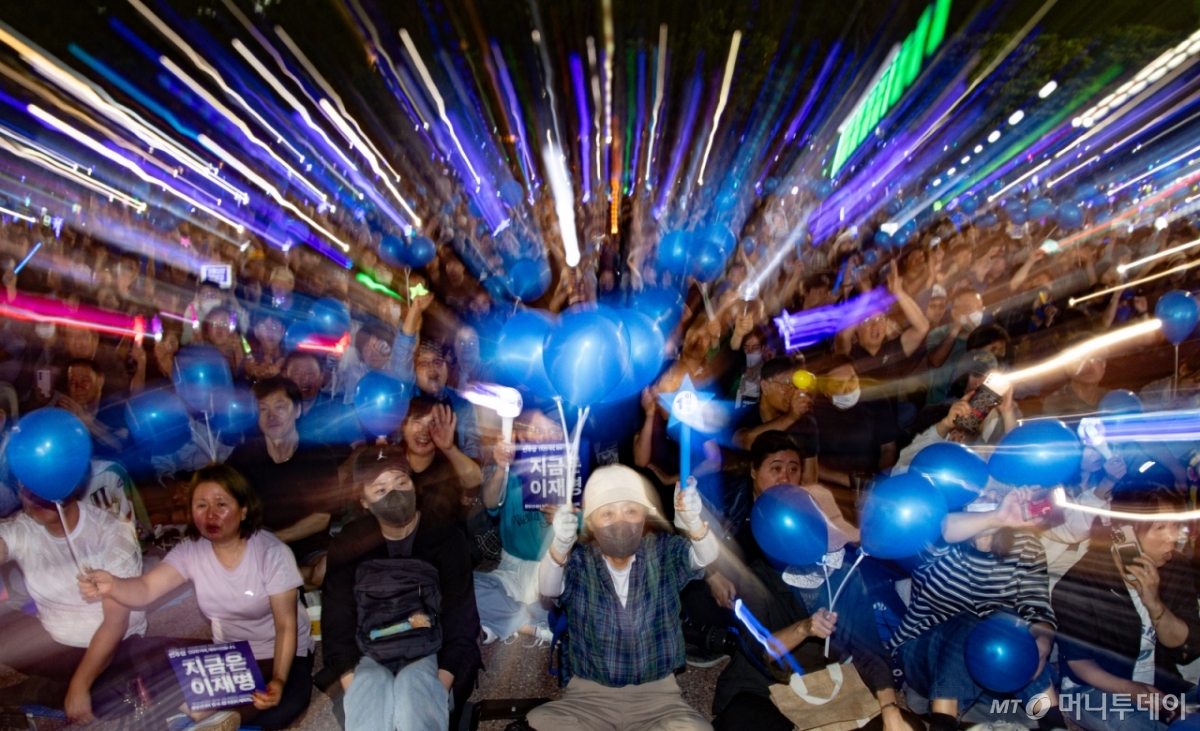 (서울=뉴스1) 이재명 기자 = 제21대 대통령선거를 하루 앞둔 2일 오후 서울 영등포구 여의도공원에서 열린 이재명 더불어민주당 대통령 후보 마지막 유세에서 시민들이 이 후보를 응원하고 있다. 2025.6.2/뉴스1  Copyright © 뉴스1. All rights reserved. 무단 전재 및 재배포,  AI학습 이용 금지. /사진=(서울=뉴스1) 이재명 기자