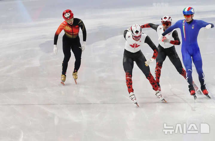 한국 출신 중국 귀화 선수 쇼트트랙 린샤오쥔(한국명 임효준, 맨 왼쪽)이 18일(현지 시간) 이탈리아 밀라노 아이스 스케이팅 아레나에서 열린 2026 밀라노·코르티나 담페초 동계올림픽 쇼트트랙 남자 500m 준준결승에서 결승선에 들어오고 있다. /사진=뉴시스