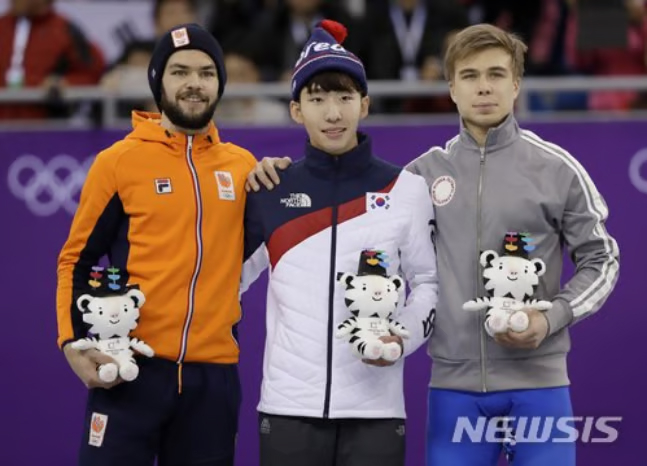지난 2018 평창 동계 올림픽 쇼트트랙 남자 1500m 금메달을 땄던 임효준(가운데). /사진=뉴시스