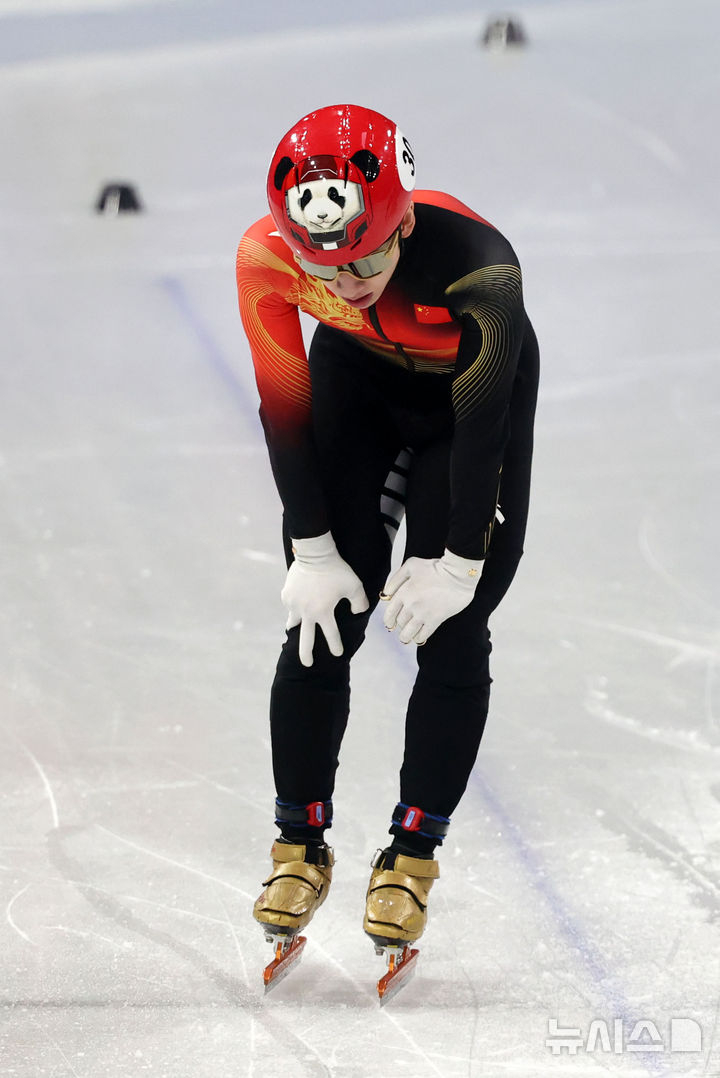 한국 출신 중국 귀화 선수 쇼트트랙 린샤오쥔(한국명 임효준)이 18일(현지 시간) 이탈리아 밀라노 아이스 스케이팅 아레나에서 열린 2026 밀라노·코르티나 담페초 동계올림픽 쇼트트랙 남자 500m 준준결승을 마친 뒤 숨을 고르고 있다. /사진=뉴시스