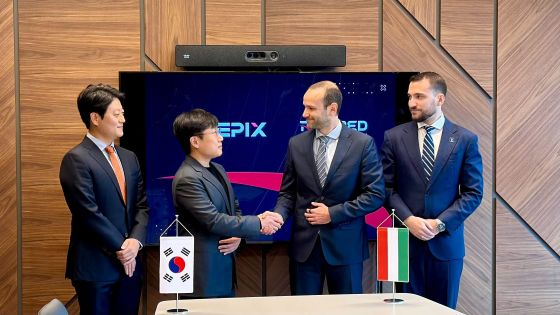  HULEO 프로그램 협력 계약 체결식에서 악수를 나누고 있는 텔레픽스 조성익 대표와 렘레드 레벤테 발로그 대표 (왼쪽부터 텔레픽스 전승환 글로벌사업부문장, 조성익 대표, 렘레드 레벤테 발로그 대표, 4iG 우주·방산 부문 이슈트반 샤르헤지 대표)/사진=텔레픽스 