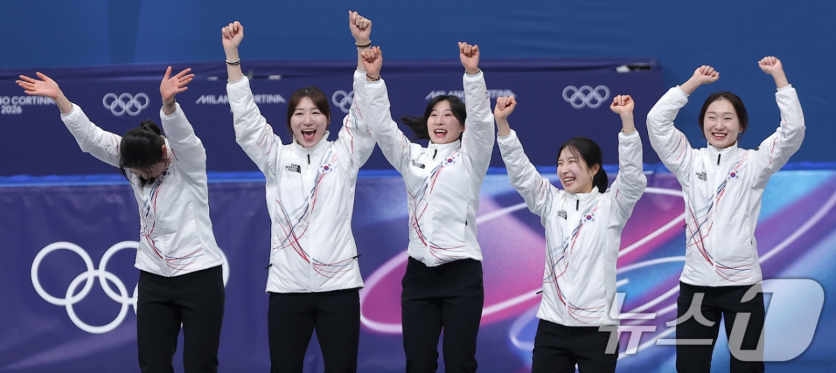 (밀라노=뉴스1) 김성진 기자 = 쇼트트랙 여자 3000m 계주 결승에서 금메달을 따낸 심석희(왼쪽부터), 노도희, 이소연, 김길리, 최민정이 18일(현지시간) 이탈리아 밀라노 아이스스케이팅 아레나에서 열린 2026 밀라노·코르티나담페초 동계올림픽 쇼트트랙 여자 3000m 계주 시상식에서 시상대에 오르고 있다. 2026.2.19/뉴스1