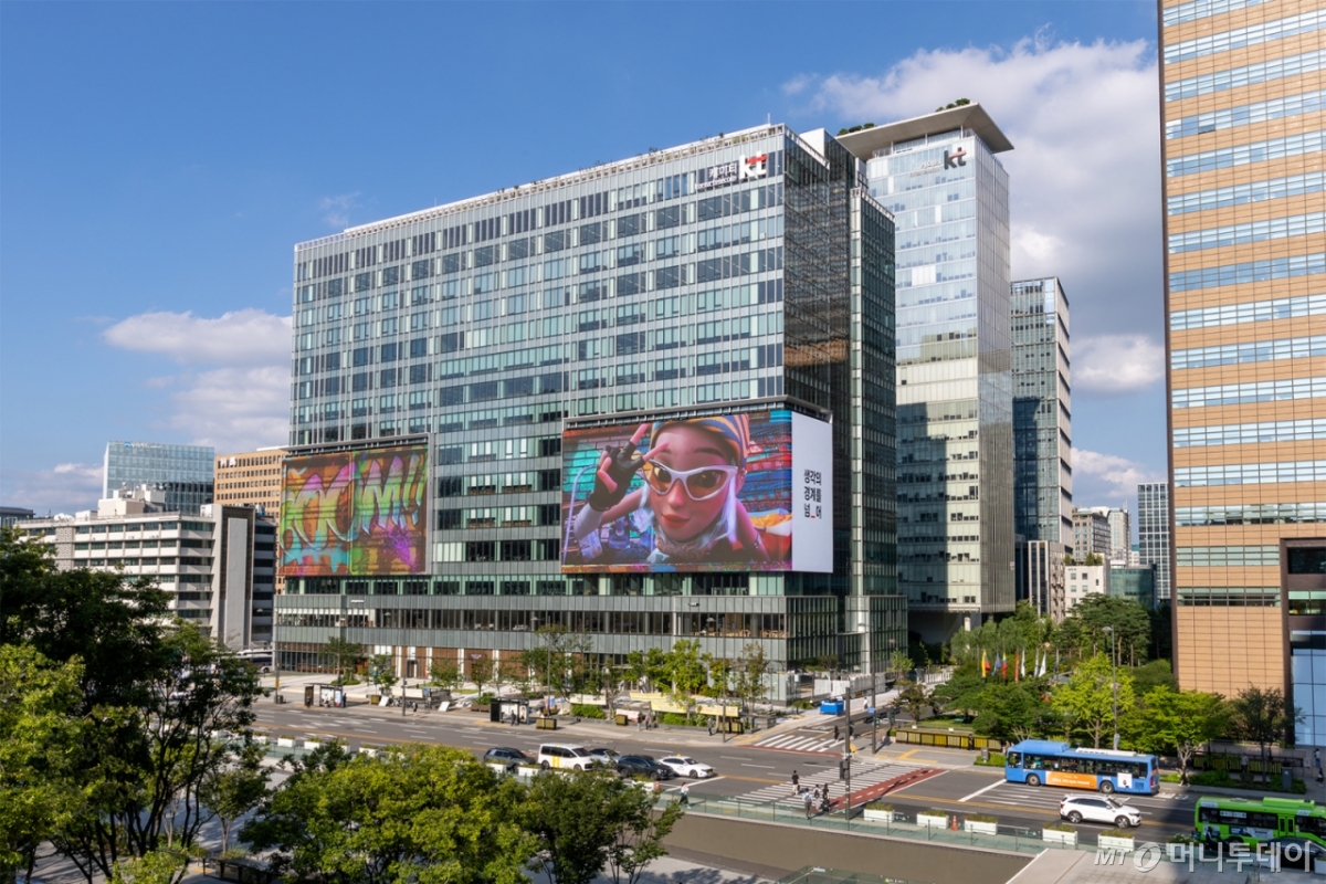 (서울=뉴스1) = KT가 KT광화문빌딩 웨스트 사옥에 초대형 미디어월 'KT 스퀘어'를 공개하고 도심 속 새로운 디지털 문화 광장 조성에 나선다고 9일 밝혔다. 사진은 KT 광화문빌딩 웨스트 사옥 'KT 스퀘어' 전경. (KT 제공. 재판매 및 DB 금지) 2025.9.9/뉴스1 Copyright © 뉴스1. All rights reserved. 무단 전재 및 재배포, AI학습 이용 금지. /사진=(서울=뉴스1)